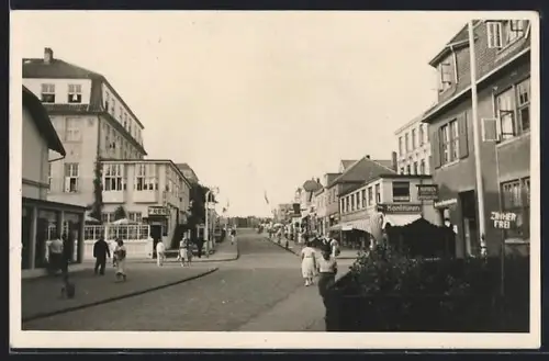 AK Wangerooge, Zedelius-Strasse mit Haus der Konfitüren, Strassenszene mit Passanten