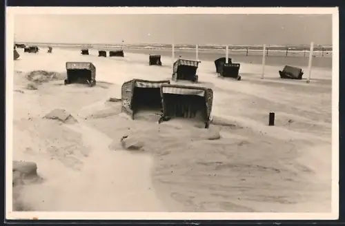 Foto-AK Wangerooge, Strandkörbe im Sand nach Sturmflut