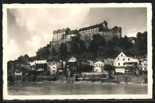 AK Burghausen a. d. Salzach, Flusspartie mit Blick zum Ort