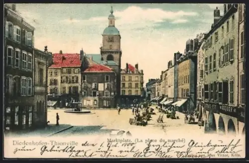 AK Thionville, La place du marché animée avec vue sur l`église et les bâtiments environnants