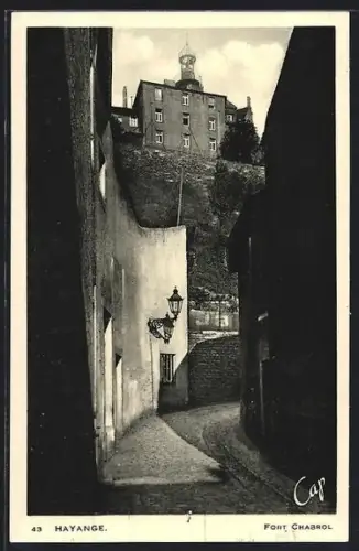 AK Hayange, Fort Chabrol et rue étroite avec lanterne ancienne