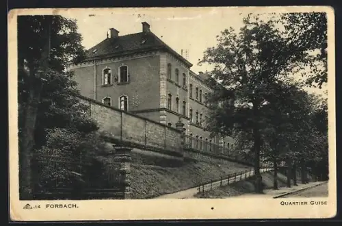 AK Forbach, Quartier Guise, Vue d`un bâtiment entouré d`arbres et d`une clôture