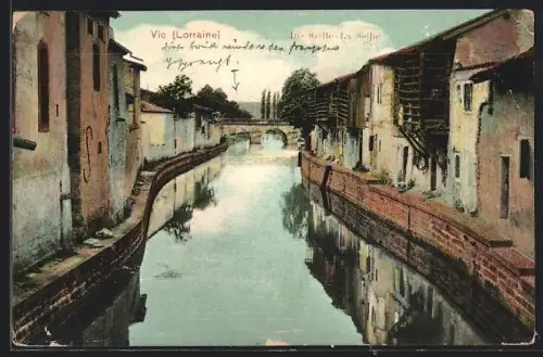 AK Vic /Lorraine, Vue sur la Seille et le Sablon avec pont en arrière-plan