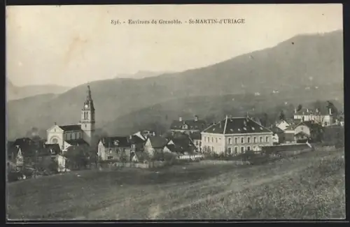 AK St-Martin-d`Uriage, Vue du village avec église et collines en arrière-plan