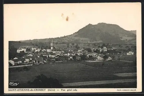 AK Saint-Étienne-de-Crossey /Isère, Vue générale du village avec montagne en arrière-plan