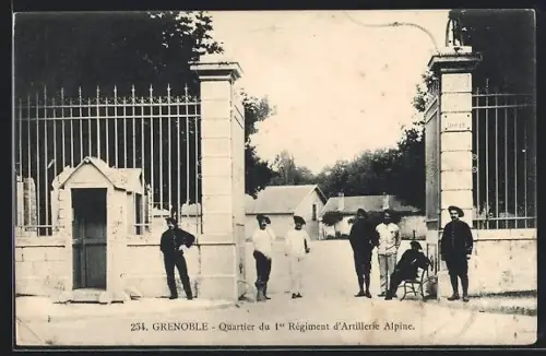 AK Grenoble, Quartier du 1er Régiment d`Artillerie Alpine avec soldats devant l`entrée principale