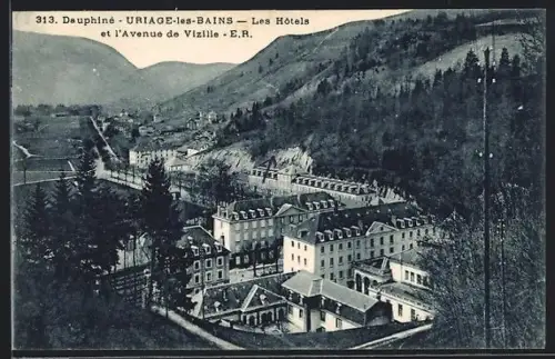 AK Uriage-les-Bains, Les Hôtels et l`Avenue de Vizille