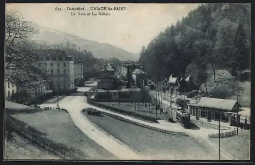 AK Uriage-les-Bains, La Gare et les Hôtels