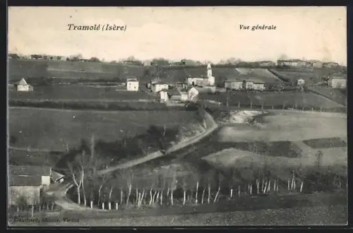 AK Tramolé /Isère, Vue générale du village et des champs environnants