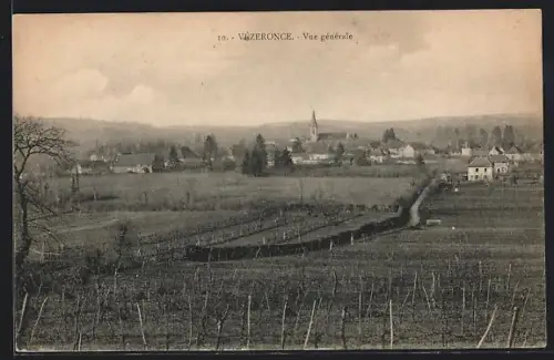 AK Vézeronce, Vue générale du village et des champs environnants