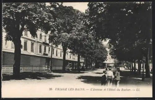 AK Uriage-les-Bains, L`avenue et l`Hôtel du Rocher
