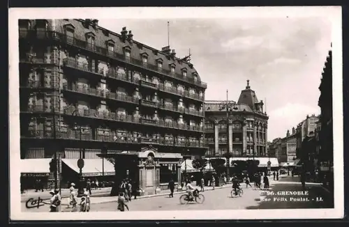 AK Grenoble, Rue Félix Poulat animée avec passants et cyclistes