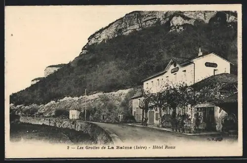 AK Les Grottes de La Balme /Isère, Hôtel Roux et paysage rocheux en arrière-plan
