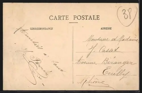 AK La Bâtie-Montgascon /Isère, Vue générale du village avec vignobles et clocher en arrière-plan