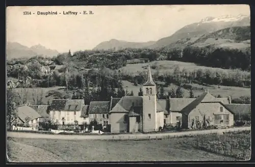 AK Laffrey, Vue du village avec église et montagnes en arrière-plan
