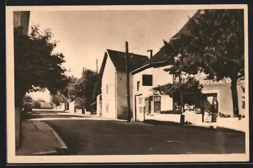 AK Lancin /Isère, Entrée du Village avec bâtiments et arbres