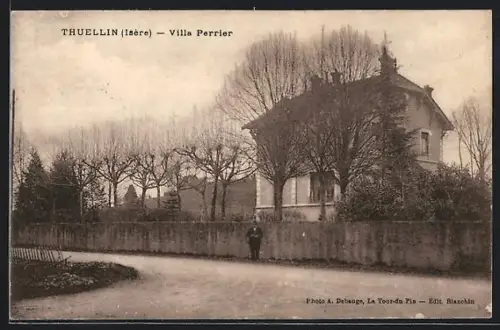 AK Thuellin /Isère, Villa Perrier et route bordée d`arbres en hiver