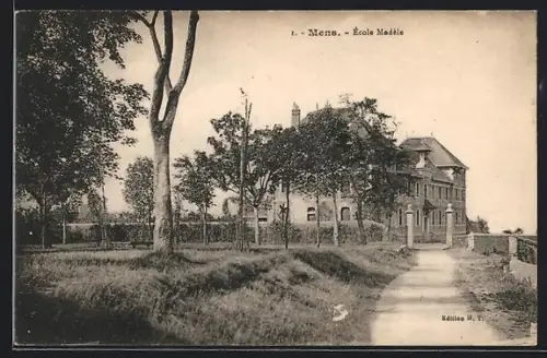 AK Mens, École Médie dans un cadre arboré