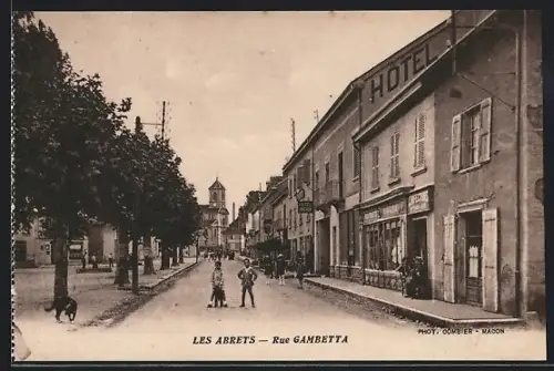 AK Les Abrets, Rue Gambetta avec hôtel et passants