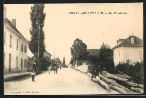 AK Pont-de-Beauvoisin, La Folatière, vue d`une rue avec des passants et des bâtiments historiques