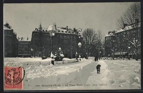 AK Grenoble, Place Victor-Hugo en hiver avec neige et passants
