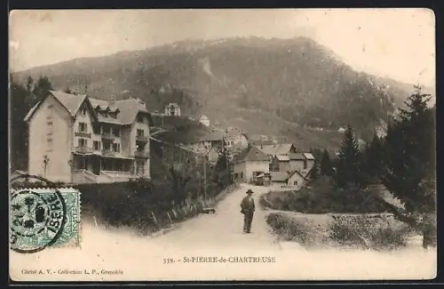 AK St-Pierre-de-Chartreuse, Vue du village avec montagnes en arrière-plan