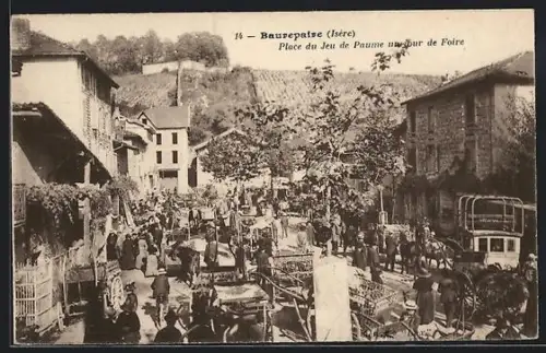 AK Beaurepaire /Isère, Place du Jeu de Paume un jour de foire