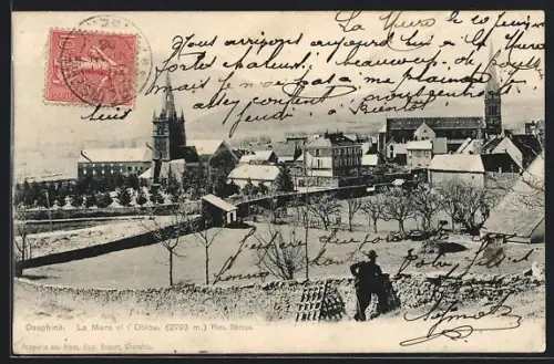 AK La Mure, Vue générale du village avec église et montagnes en arrière-plan