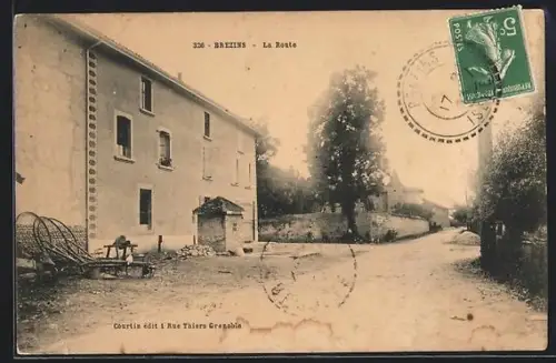 AK Brézins, La Route et bâtiments adjacents