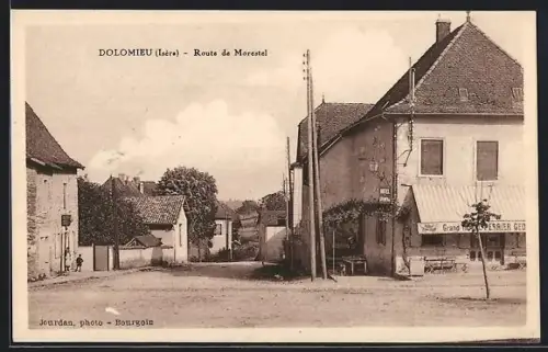 AK Dolomieu /Isère, Route de Morestel avec le grand café Perrier et vue de la rue animée