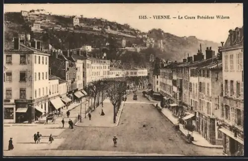 AK Vienne, Le Cours Président Wilson avec vue sur la colline en arrière-plan