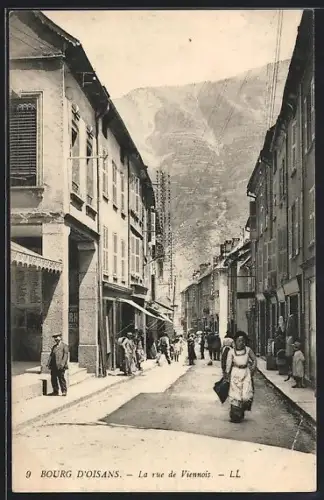 AK Bourg d`Oisans, La rue de Viennois animée avec des passants et bâtiments historiques
