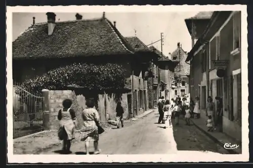 AK Les Avenières /Isère, Rue de la Mairie avec passants et maisons traditionnelles