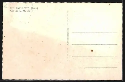 AK Les Avenières /Isère, Rue de la Mairie avec passants et maisons traditionnelles