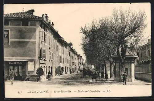 AK Saint-Marcellin, Boulevard Gambetta avec passants et bâtiments historiques