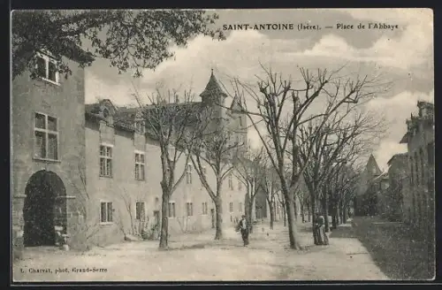 AK Saint-Antoine /Isère, Place de l`Abbaye avec arbres et bâtiments historiques