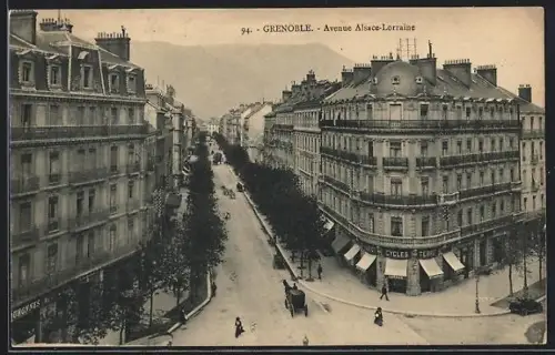 AK Grenoble, Avenue Alsace-Lorraine avec bâtiments haussmanniens et passants