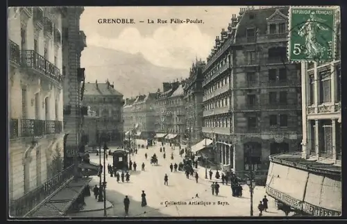 AK Grenoble, La Rue Félix-Poulat animée avec passants et tramway