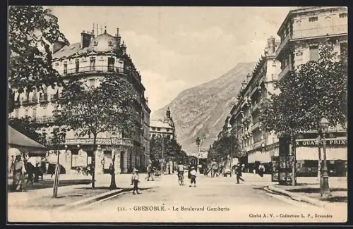 AK Grenoble, Le Boulevard Gambetta avec vue sur les montagnes en arrière-plan