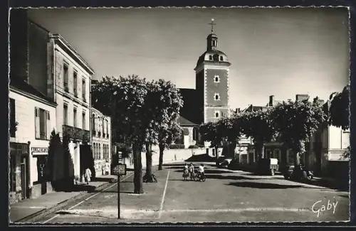 AK Château-du-Loir, L`Église et la place avec arbres et bâtiments adjacents