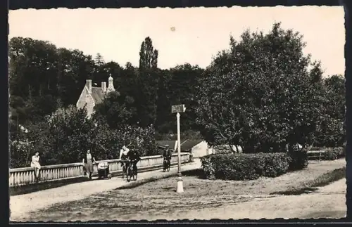 AK Château-du-Loir /Sarthe, Promenade sur le pont avec vue sur la maison et les arbres environnants