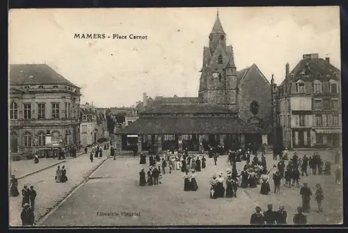 AK Mamers, Place Carnot animée avec foule et bâtiments historiques