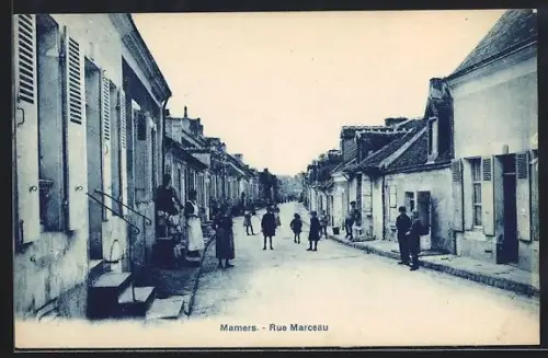 AK Mamers, Rue Marceau animée avec des habitants et maisons traditionnelles