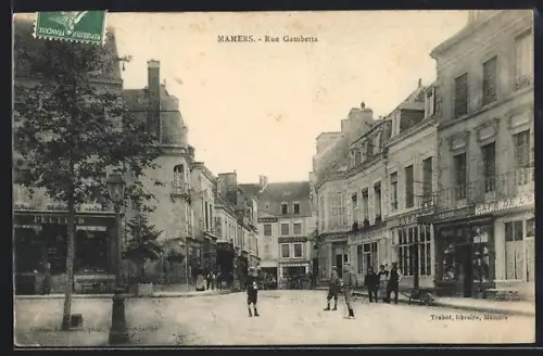 AK Mamers, Rue Gambetta avec passants et boutiques animées