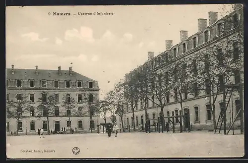 AK Mamers, Caserne d`Infanterie et place de la cour avec arbres et passants