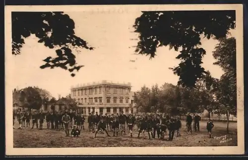 AK Le Mans /Sarthe, École Sainte-Croix, groupe d`élèves devant le bâtiment principal