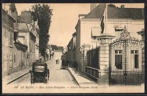 AK Le Mans, Rue Albert-Maignan avec calèches et bâtiments historiques