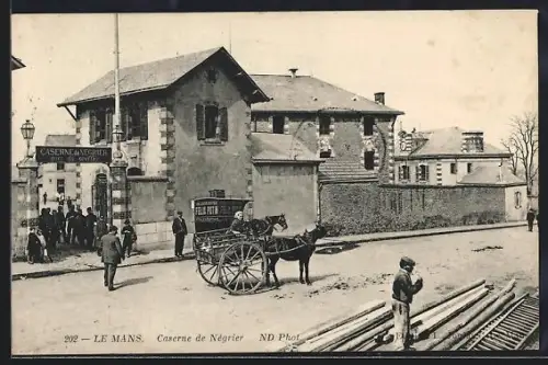 AK Le Mans, Caserne de Négrier avec charrette à cheval et passants