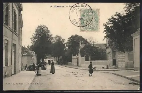 AK Mamers, Rue Louis-Rolla avec passants et arbres bordant la rue