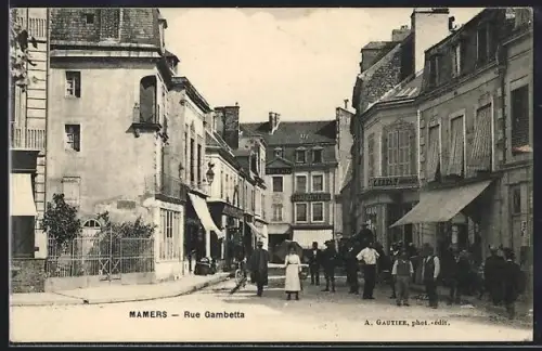 AK Mamers, Rue Gambetta animée avec passants et bâtiments historiques